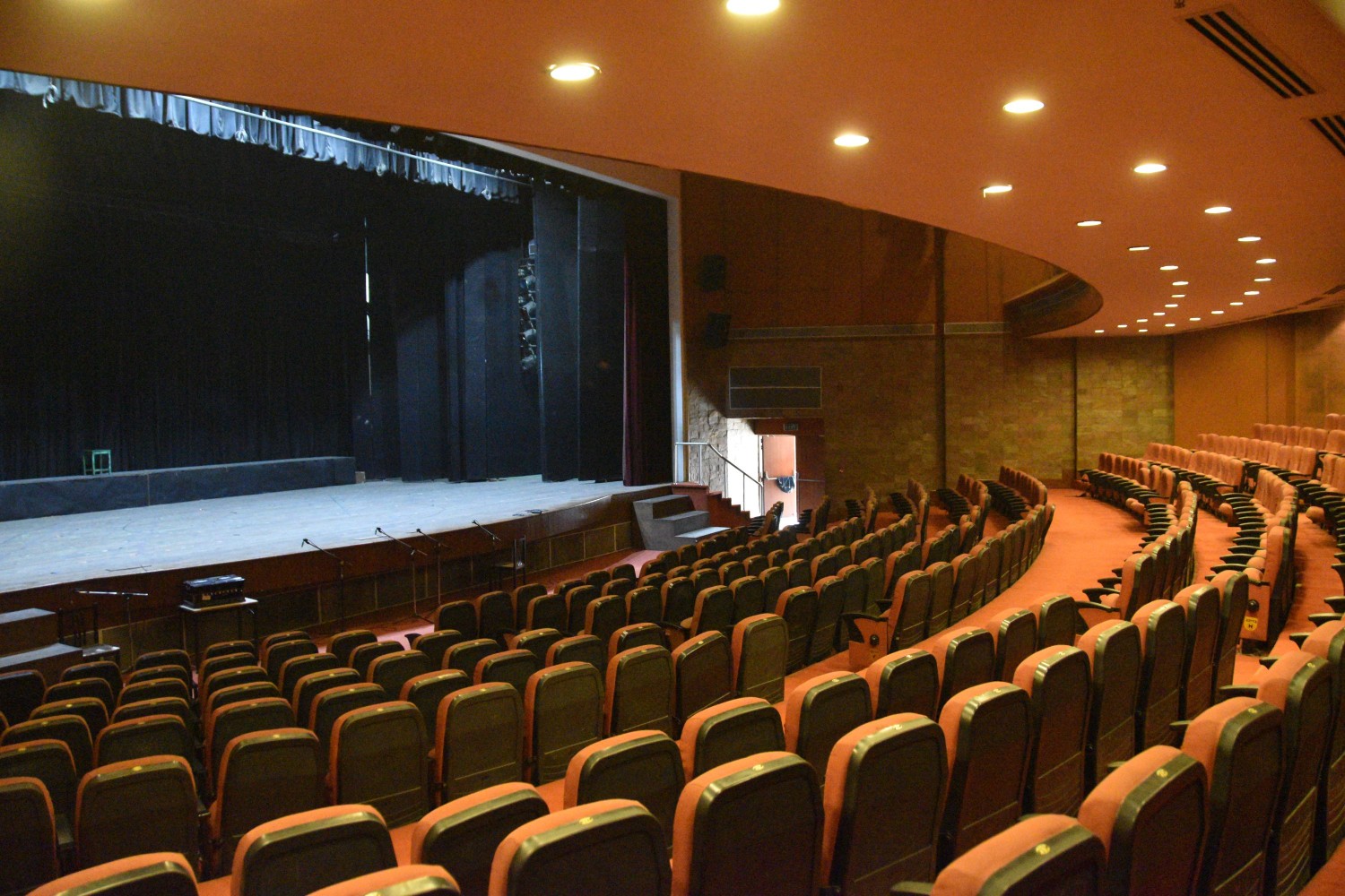 Photo of the large and spacious auditorium.
